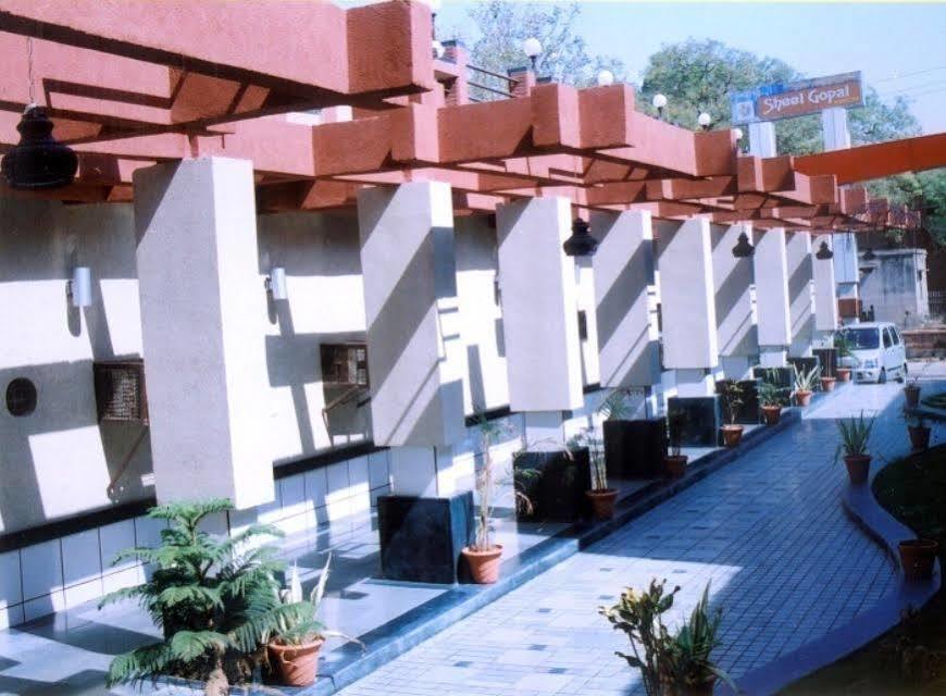 Sheel Gopal Vision Hotel Mathura Eksteriør billede